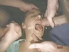 Schöne sexfilmr Blondine und asiatische teilen Hahn im Wohnzimmer