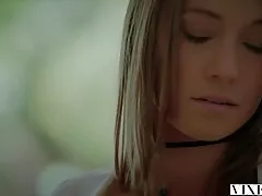 Geschäftsfrau spreizt erotik filme online schauen ihre alte Muschi für zwei Schwänze